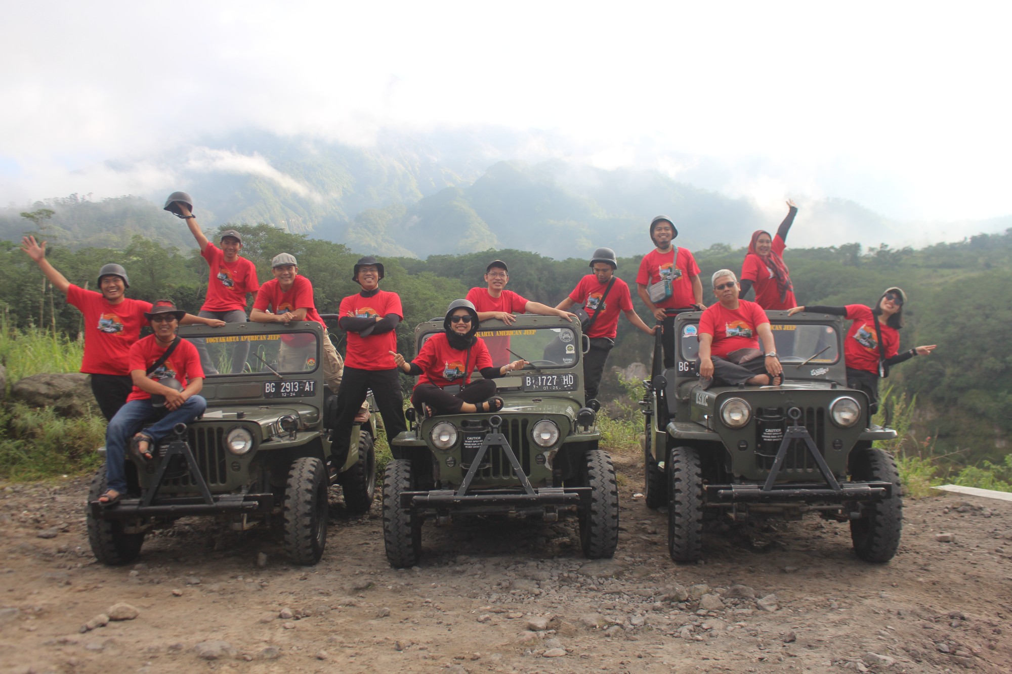 Rombongan Jeep Lava Tour Merapi dengan latar Gunung Merapi