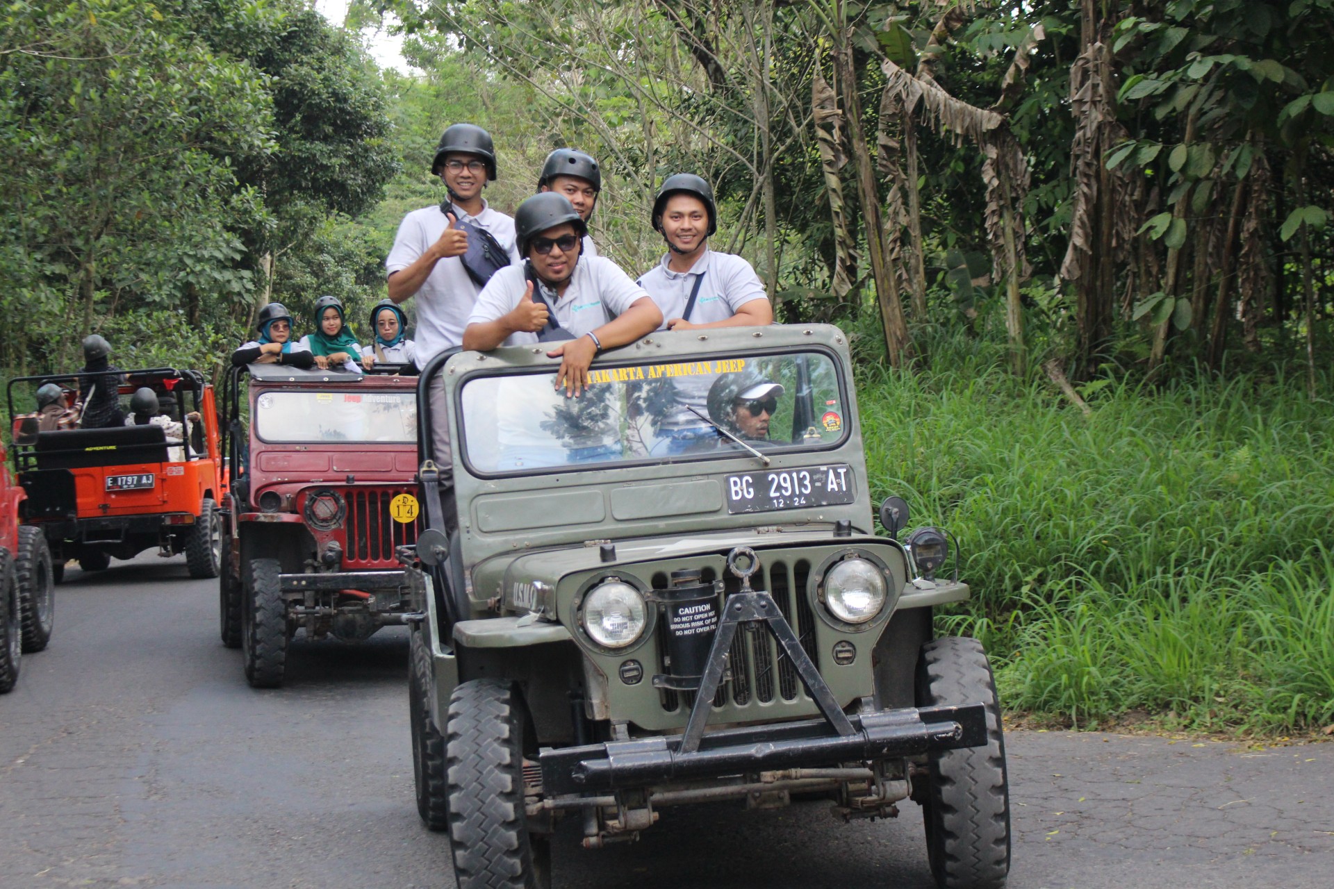 Rombongan Jeep Lava Tour Merapi melintasi jalur hutan lereng Merapi