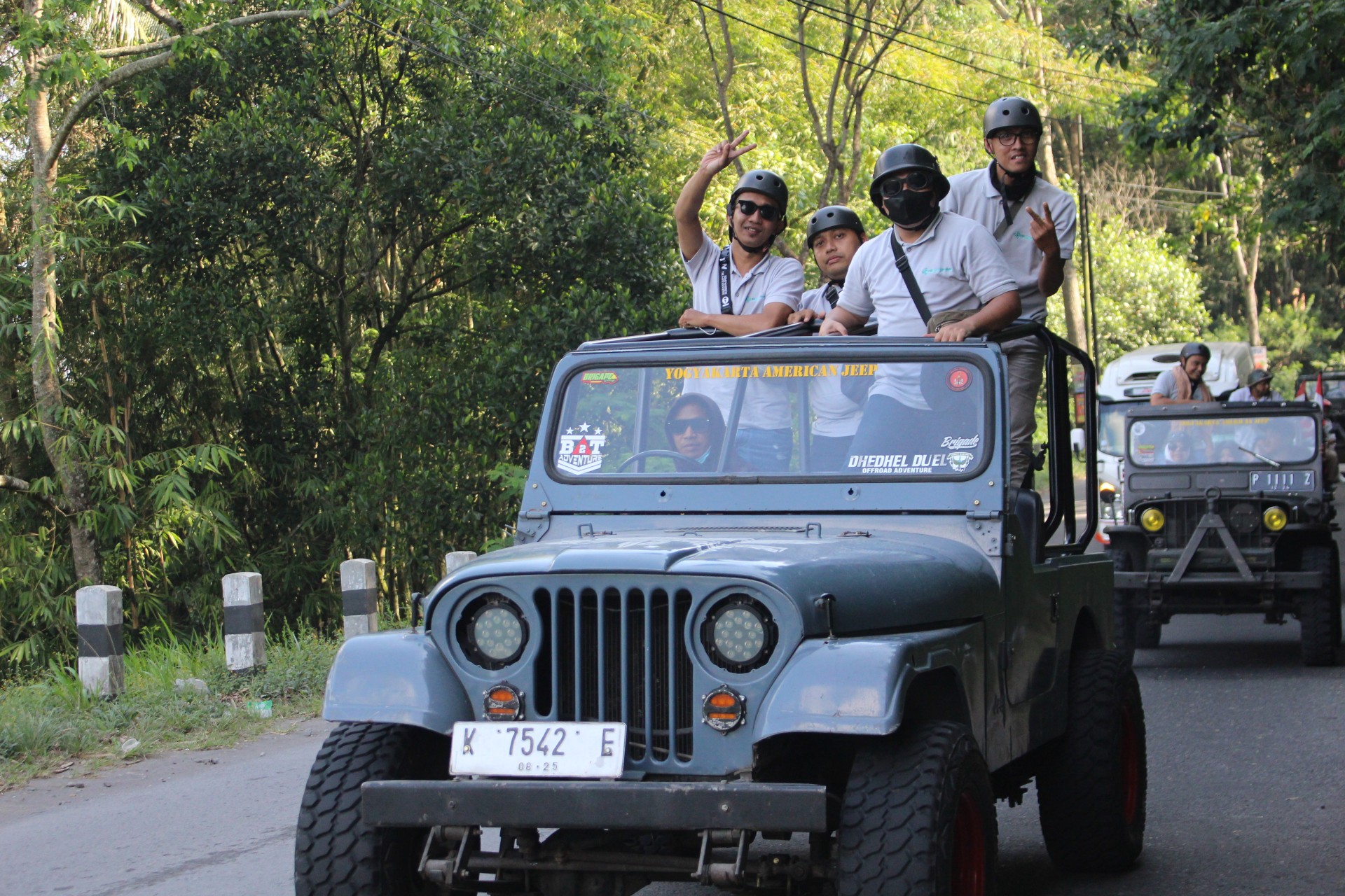 Konvoi beberapa Jeep membawa rombongan wisatawan berhelm