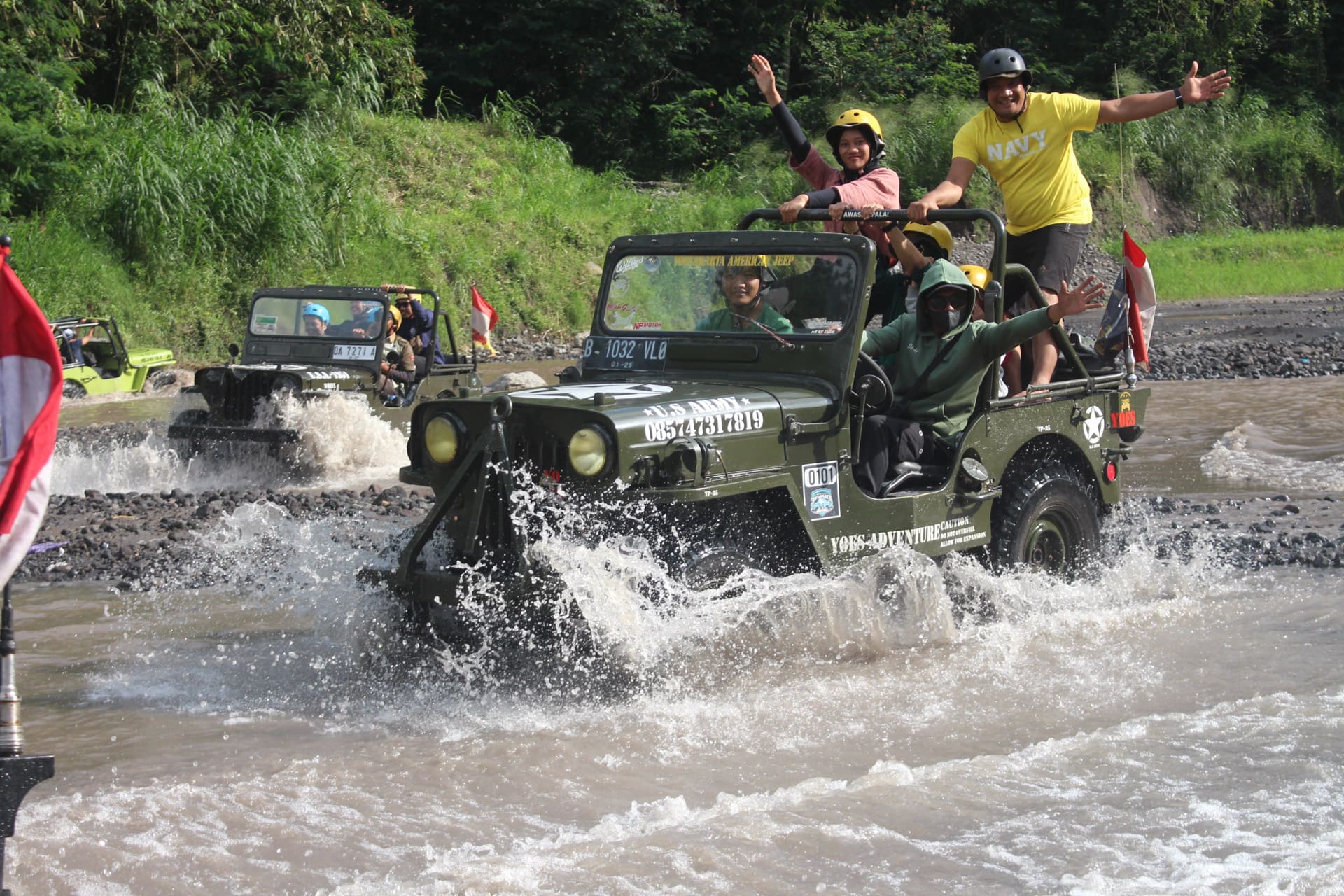 Jeep lava tour menembus percikan air tinggi di water track