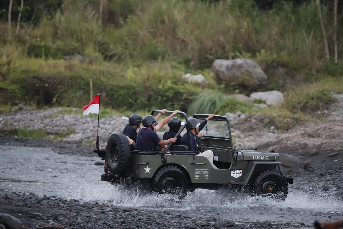 Momen wisatawan bersama Jeep Lava Tour Merapi
