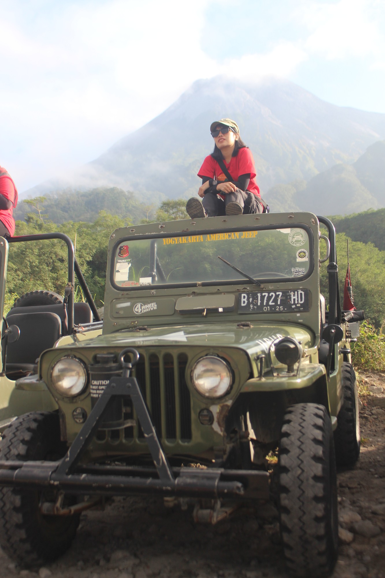 Jeep wisata Lava Tour Merapi tampak dekat