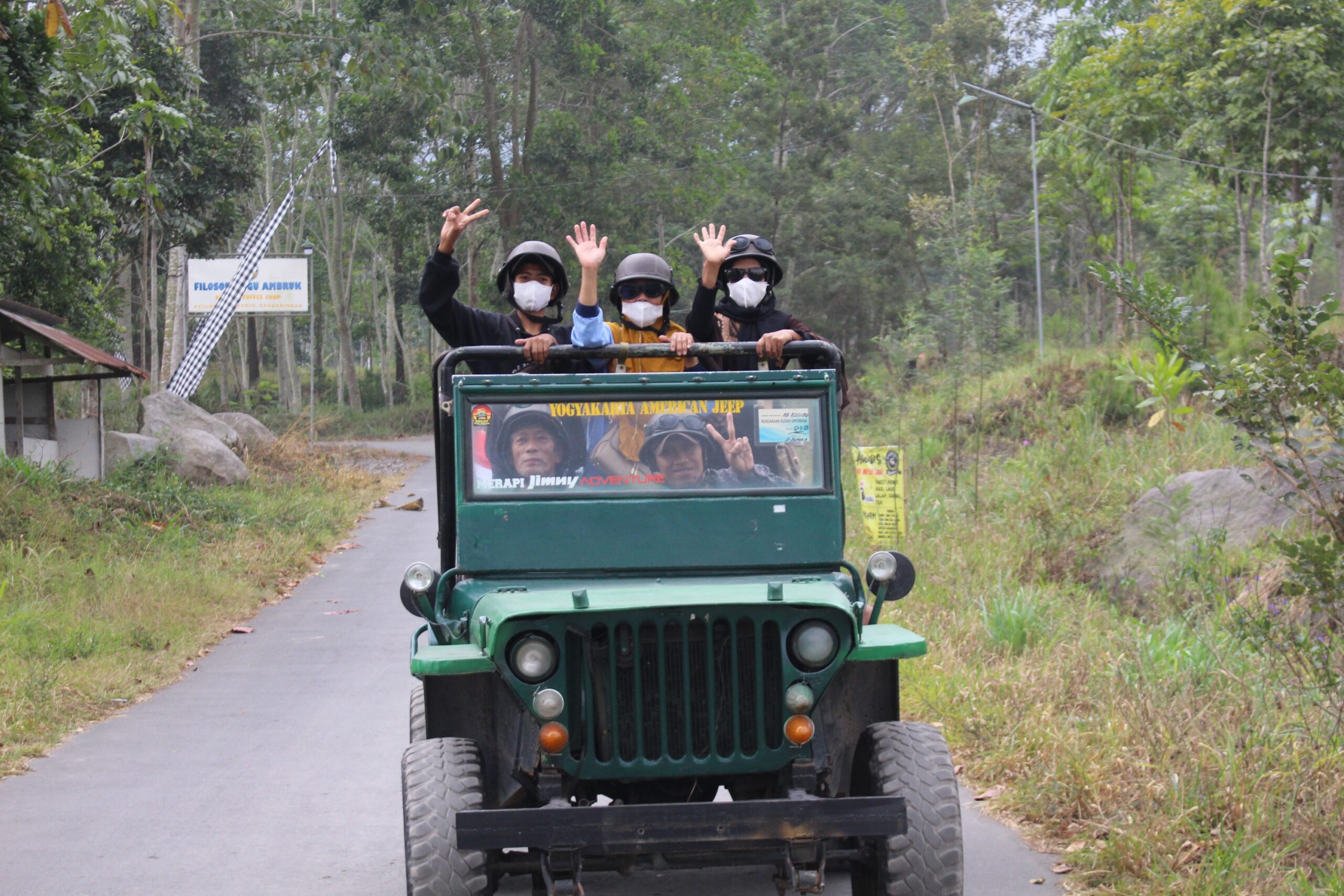Jeep melintasi jalur off-road Merapi