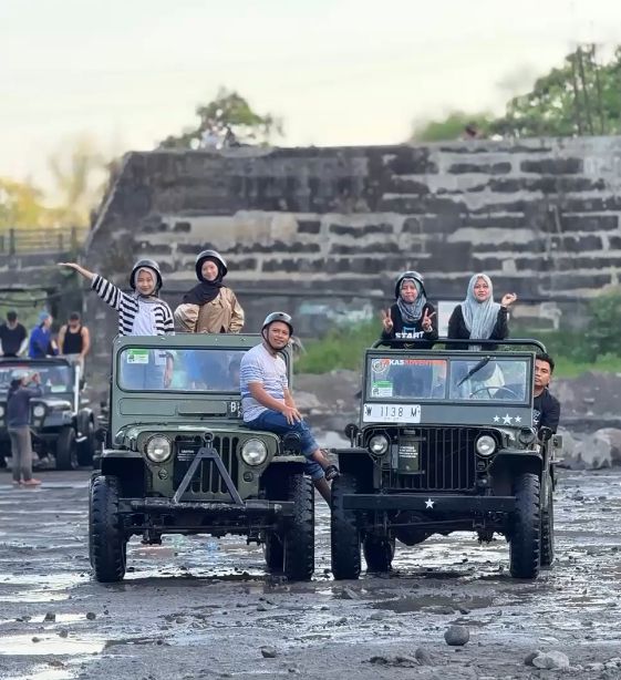 Dua Jeep Lava Tour Merapi bersama wisatawan di kawasan lereng Merapi